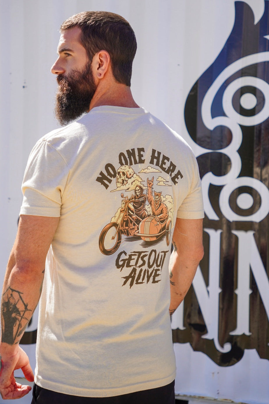 Niemand kommt hier lebend raus T-Shirt