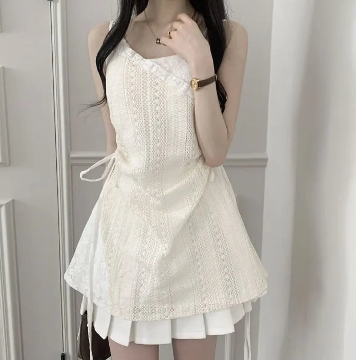 Heißes Mädchen koreanischer Stil Tunnelzug Schnürung Taille Spitze Kurze Trägerkleider + Weißer Unterzieh-Sling-Top Zweiteiliges Set