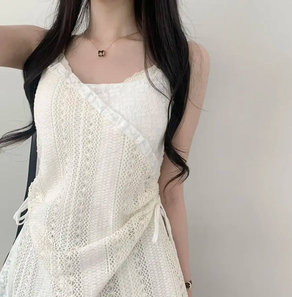 Heißes Mädchen koreanischer Stil Tunnelzug Schnürung Taille Spitze Kurze Trägerkleider + Weißer Unterzieh-Sling-Top Zweiteiliges Set