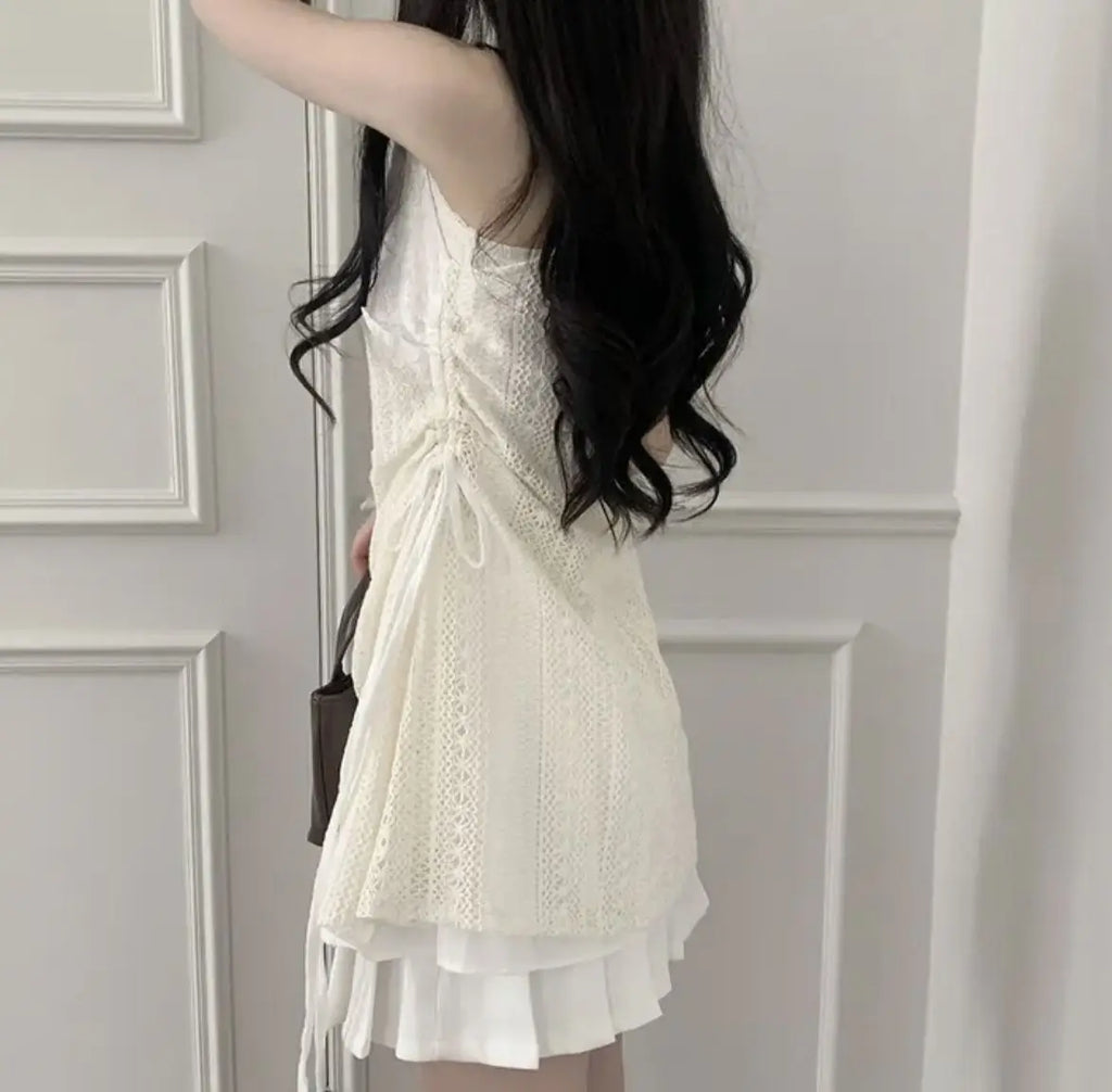 Heißes Mädchen koreanischer Stil Tunnelzug Schnürung Taille Spitze Kurze Trägerkleider + Weißer Unterzieh-Sling-Top Zweiteiliges Set