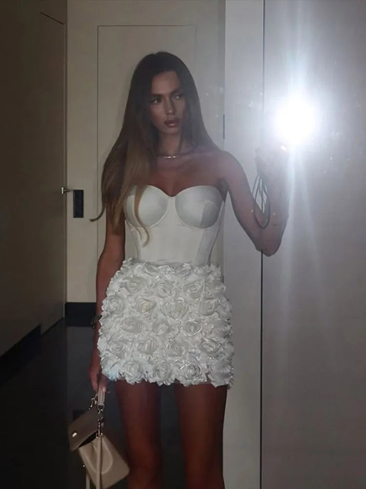 Weißes trägerloses Fischgrät-Kleid Stereo-Blumen Abendkleid Slim Fit Taille Raffung Sexy schulterfreies rückenfreies kurzes Kleid für Damen