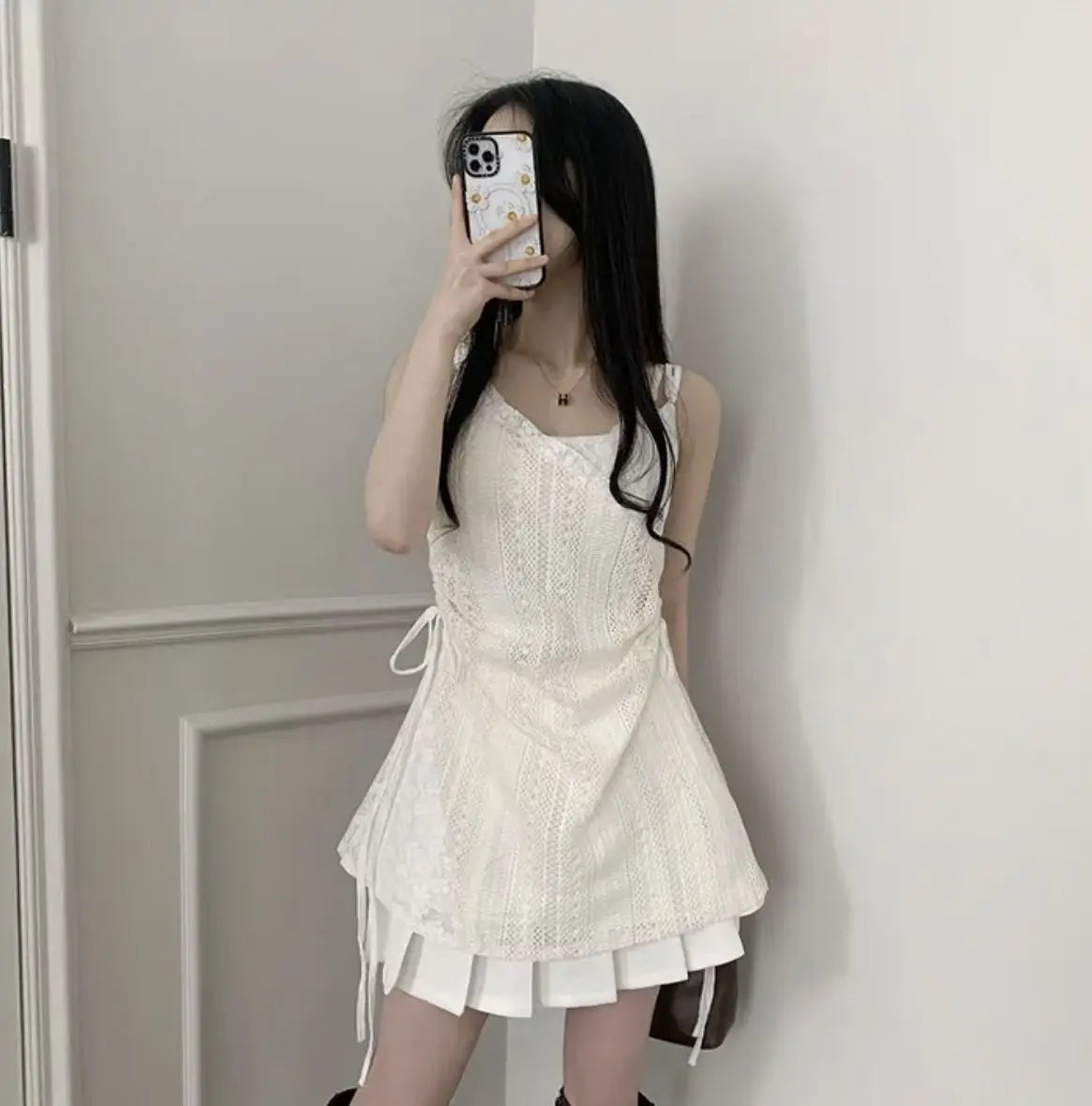 Heißes Mädchen koreanischer Stil Tunnelzug Schnürung Taille Spitze Kurze Trägerkleider + Weißer Unterzieh-Sling-Top Zweiteiliges Set