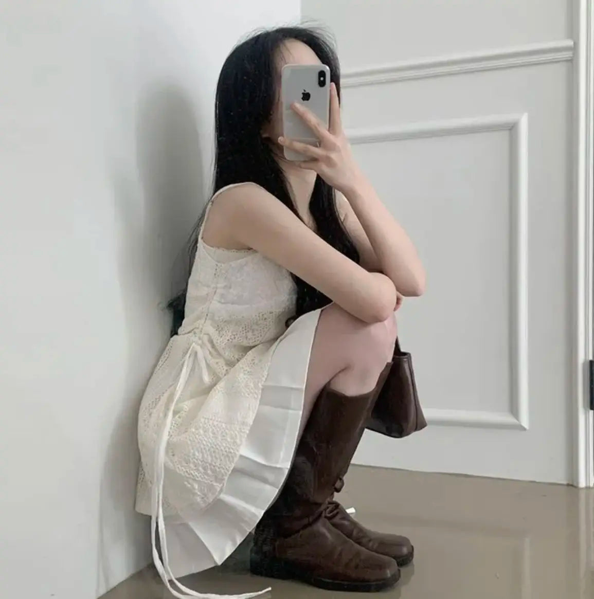 Heißes Mädchen koreanischer Stil Tunnelzug Schnürung Taille Spitze Kurze Trägerkleider + Weißer Unterzieh-Sling-Top Zweiteiliges Set