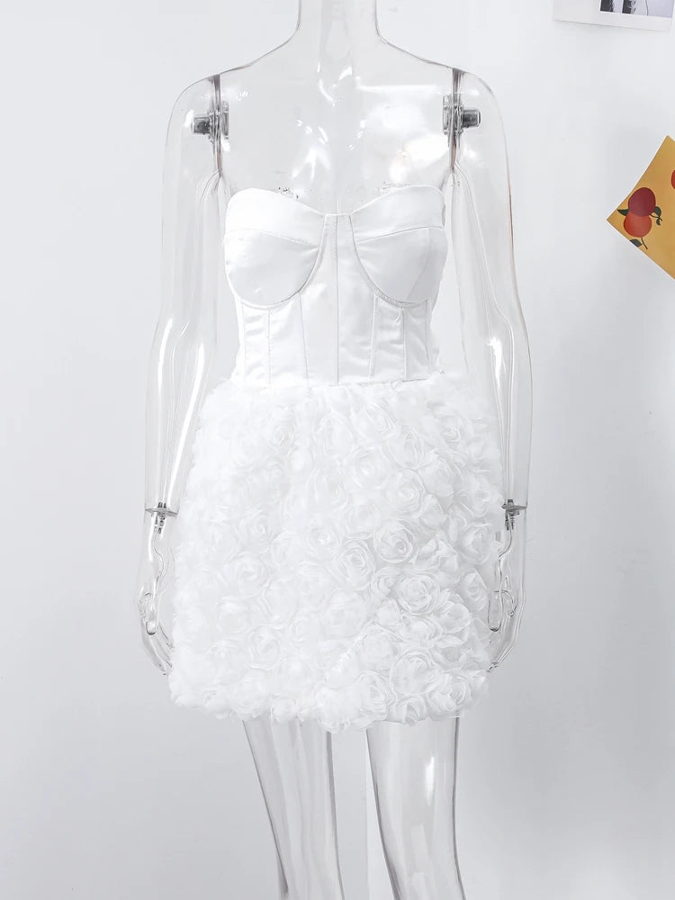 Weißes trägerloses Fischgrät-Kleid Stereo-Blumen Abendkleid Slim Fit Taille Raffung Sexy schulterfreies rückenfreies kurzes Kleid für Damen
