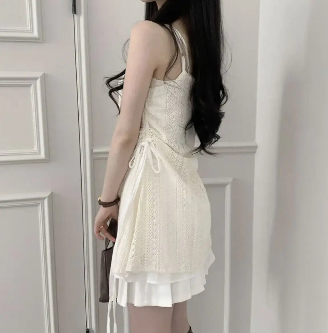 Heißes Mädchen koreanischer Stil Tunnelzug Schnürung Taille Spitze Kurze Trägerkleider + Weißer Unterzieh-Sling-Top Zweiteiliges Set