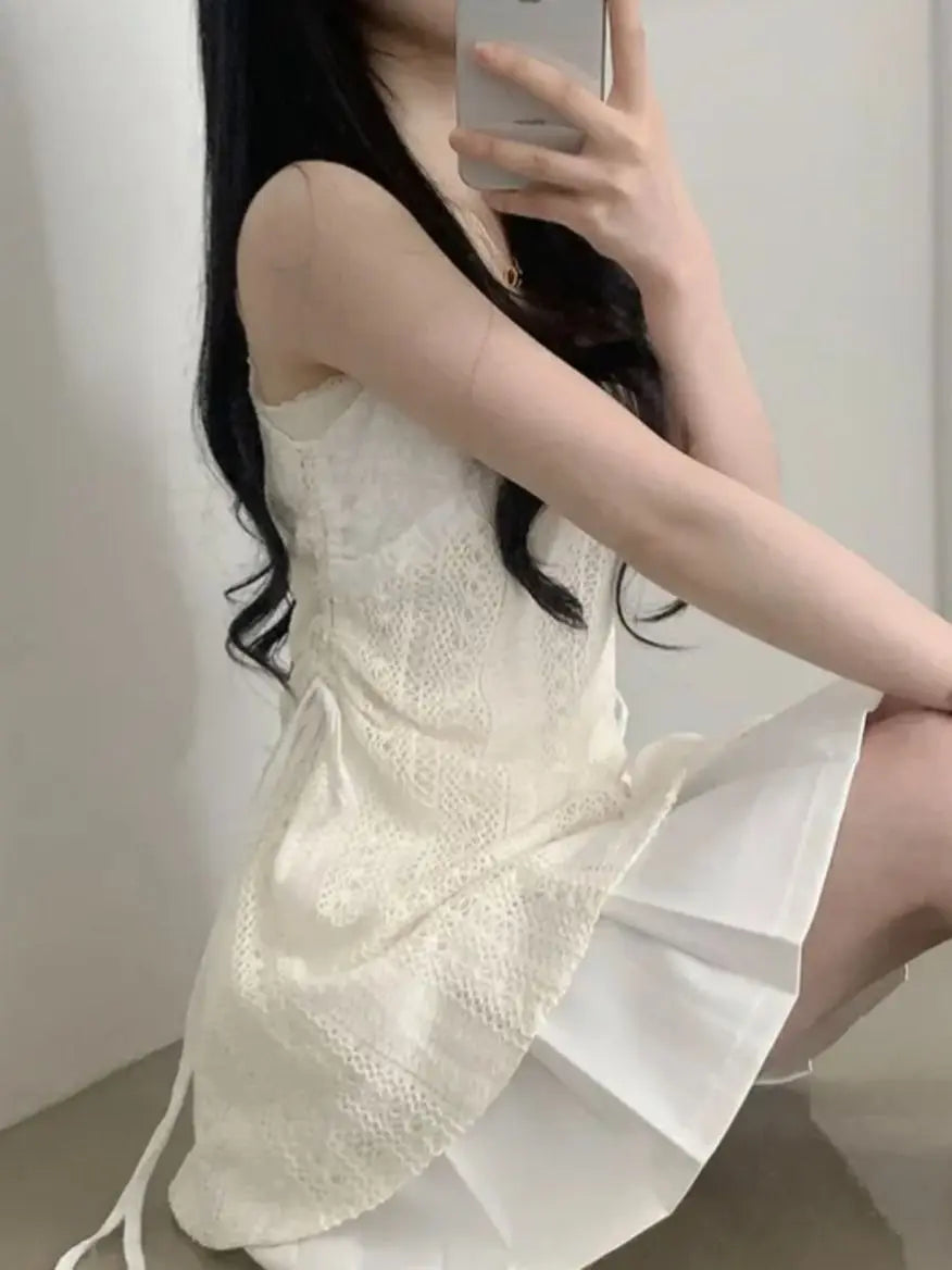 Heißes Mädchen koreanischer Stil Tunnelzug Schnürung Taille Spitze Kurze Trägerkleider + Weißer Unterzieh-Sling-Top Zweiteiliges Set